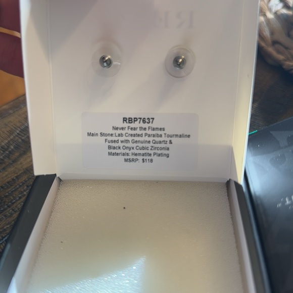 Reign villain earrings - Picture 2 of 3